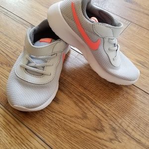 Toddler Nike tennis shoes size 9